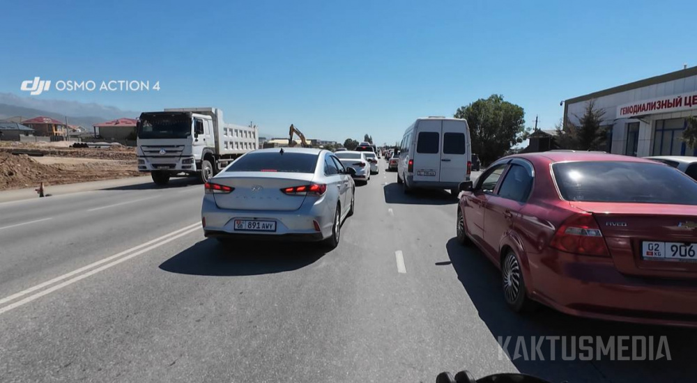 На въезде в Чолпон-Ату водители стоят в пробке по несколько часов (видео)