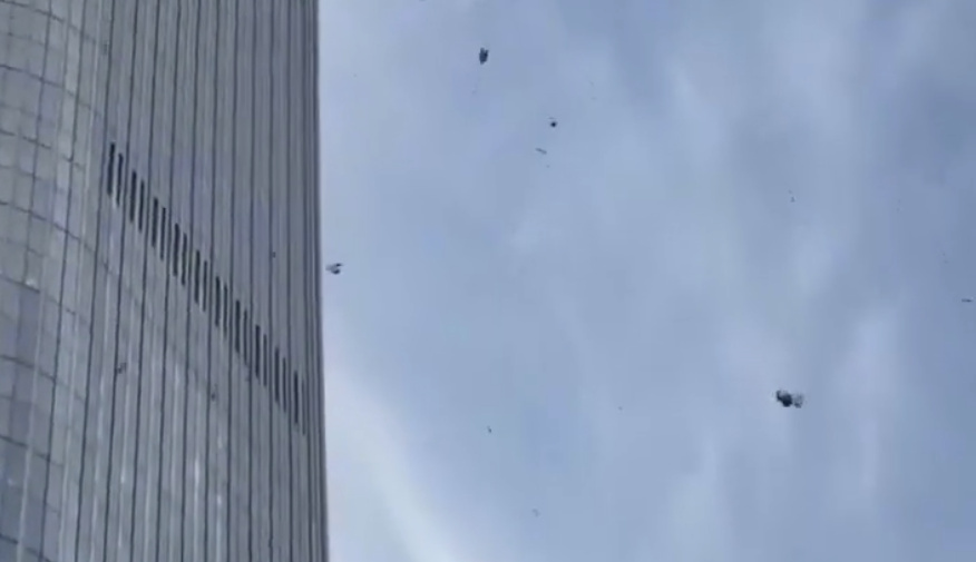 Небольшой самолет врезался в самый высокий небоскреб Пекина (видео)
