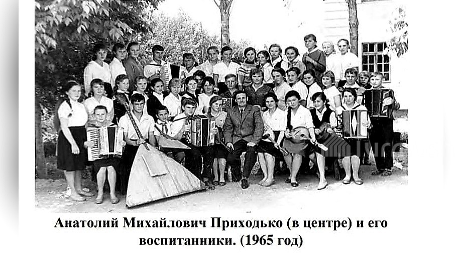 Архивное фото: Бывший дирижер оркестра из Киева Анатолий Приходько обучал музыке детей в городе Орловка
