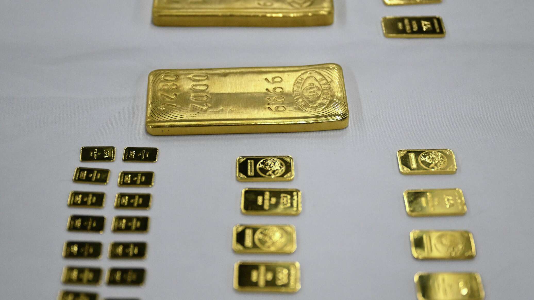 Стало известно, сколько золотых слитков купили кыргызстанцы за 11 лет