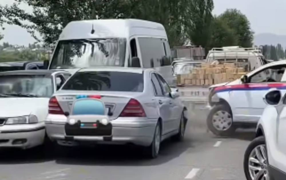 Пьяный водитель, пытаясь скрыться от милиции, протаранил патрульную машину (видео)