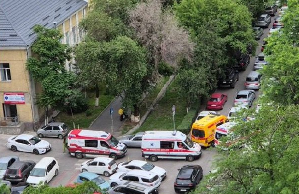 Четыре машины "скорой помощи" не смогли выехать со станции из-за пробки в Бишкеке