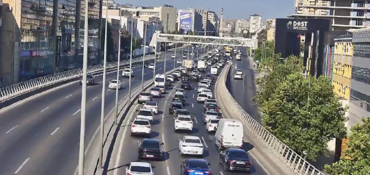 В Баку движение затруднено только на двух магистралях