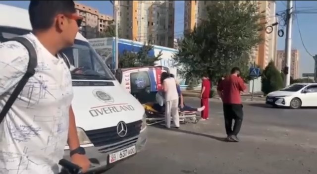 В Бишкеке после ДТП перевернулась карета скорой помощи