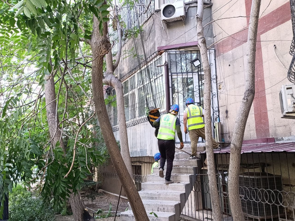 Мэрия Бишкека начала снос входных групп на улице Тыныстанова