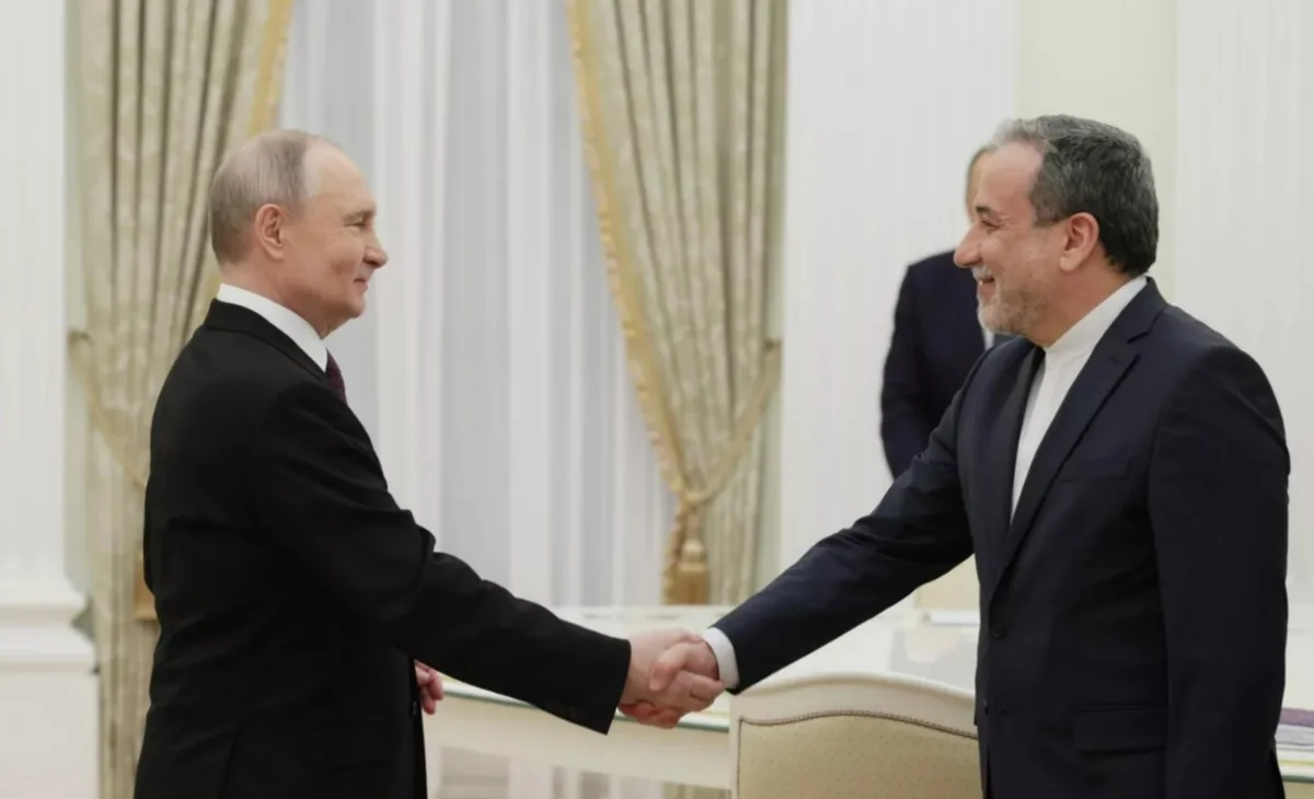 Putin və Arağçi Sankt-Peterburqda görüş keçirir