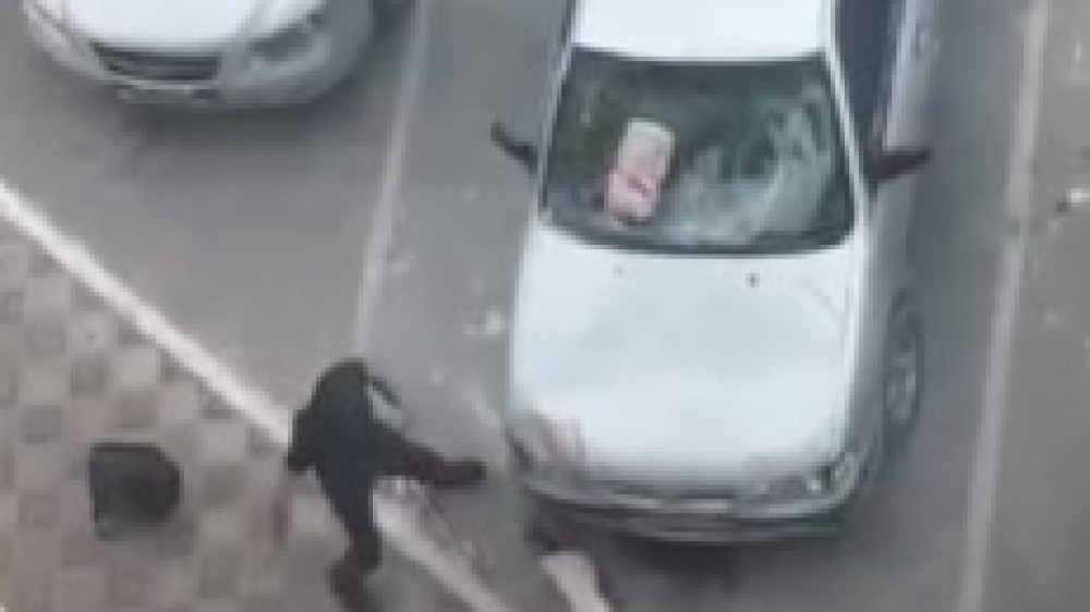 Долговые разборки в Актау закончились разгромом авто - фото