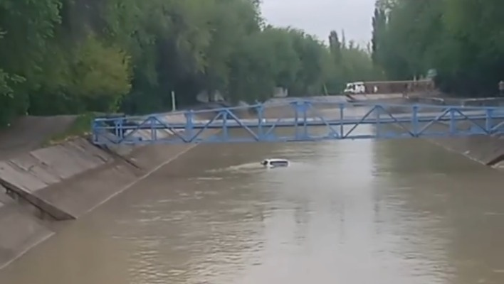 Автомобиль утонул в БЧК (видео)