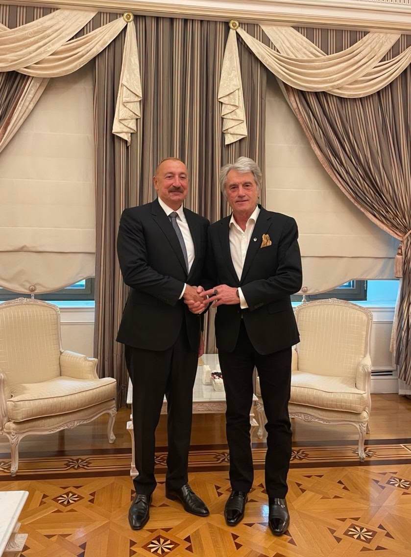 Виктор Ющенко поблагодарил Президента Ильхама Алиева за поддержку Украины (ФОТО)