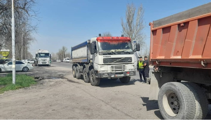 Водителям большегрузов напомнили об ограничениях на проезд по дорогам Бишкека