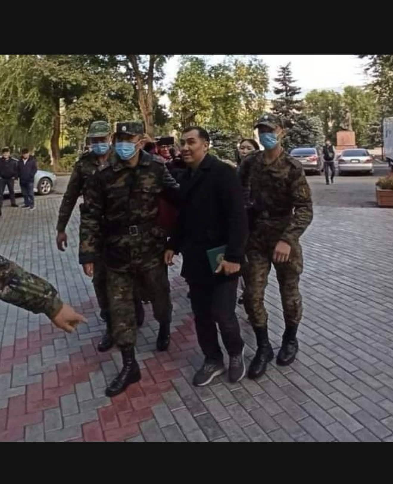 Сын Равшана Джеенбекова заявил о тяжелых условиях содержания отца в колонии