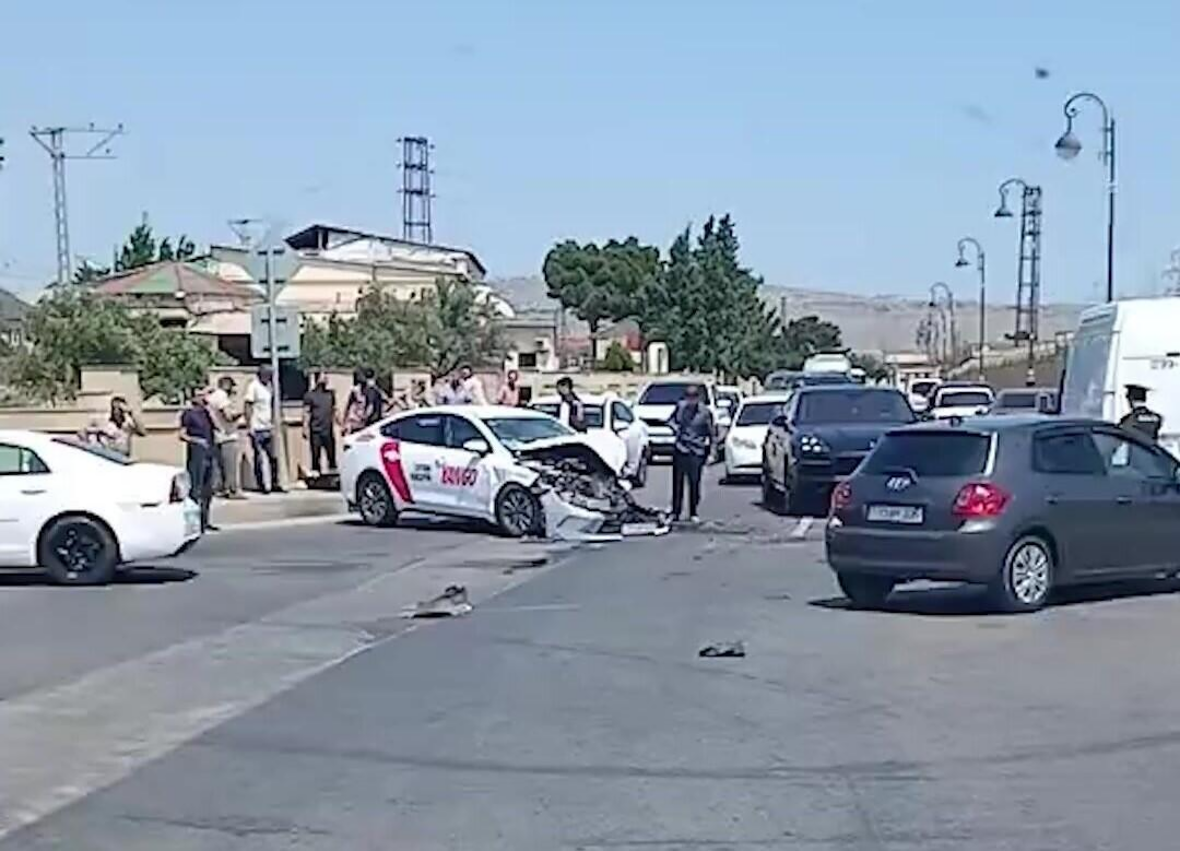 Lökbatanda taksi sərnişin avtobusu ilə toqquşub: Xəsarət ALANLAR VAR