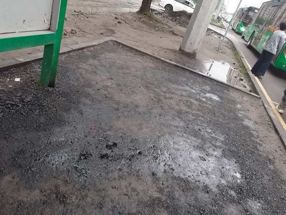 Разрыли тротуар и залили смолой. Бишкекчане жалуются на беспорядок у остановки