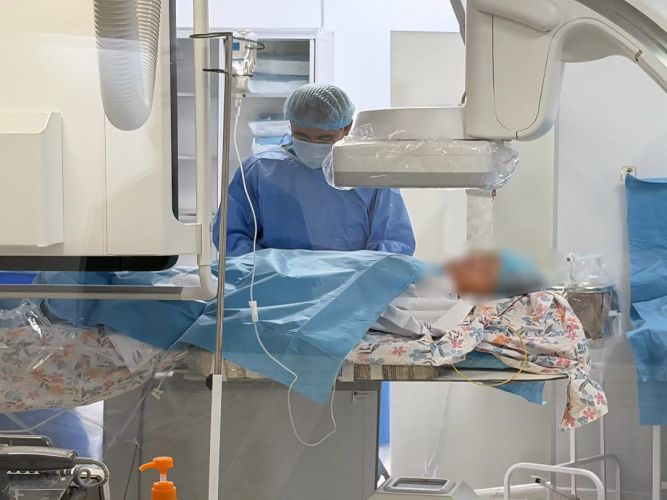Health Minister of Kyrgyzstan performs emergency procedure on elderly patient