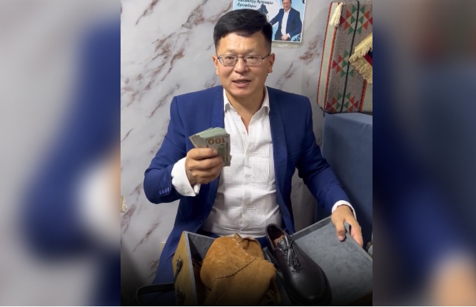 Мастер, подаривший обувь президенту, получил от него $10 тысяч (видео)