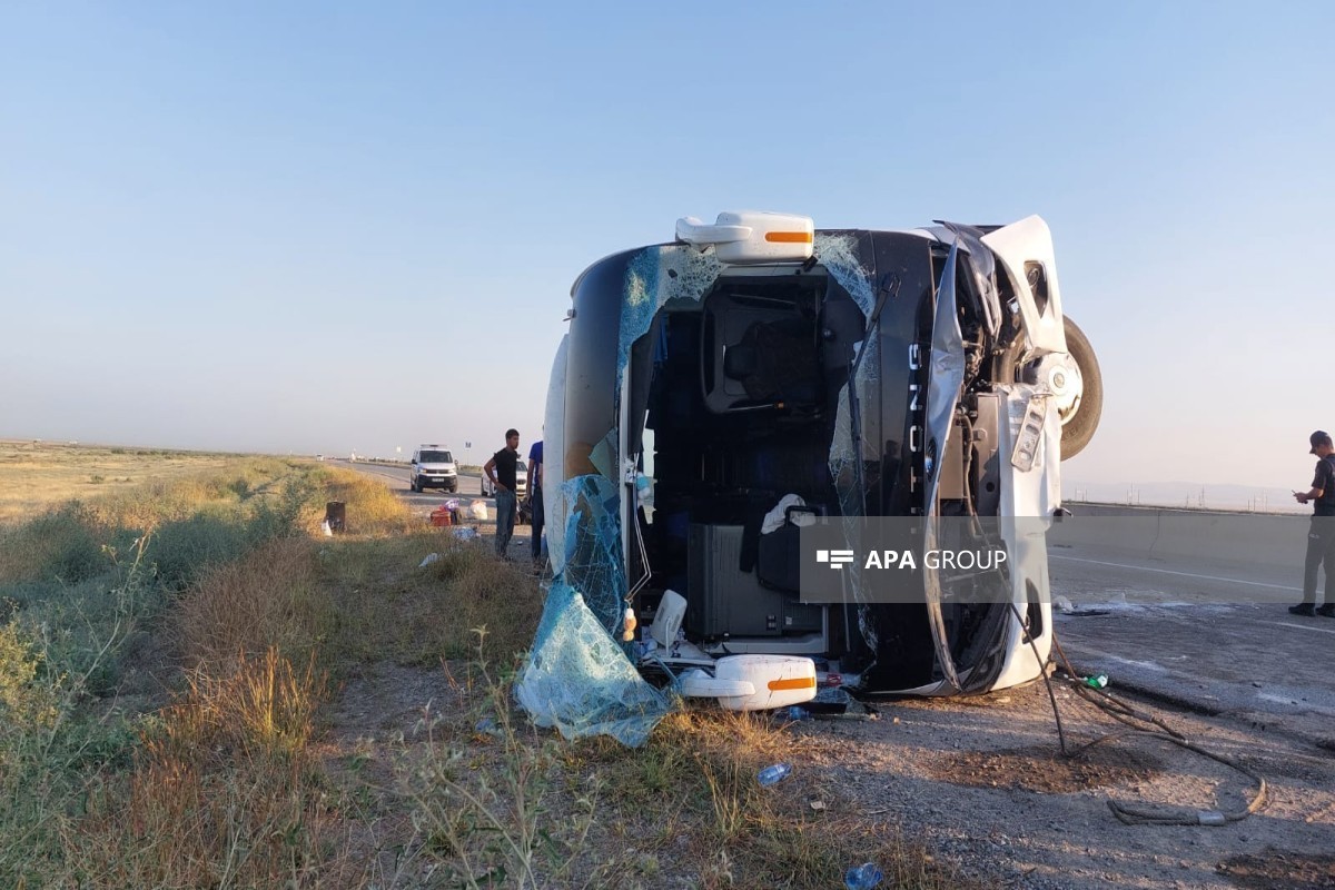 В Гаджигабуле опрокинулся автобус, пострадало много людей-ФОТО
