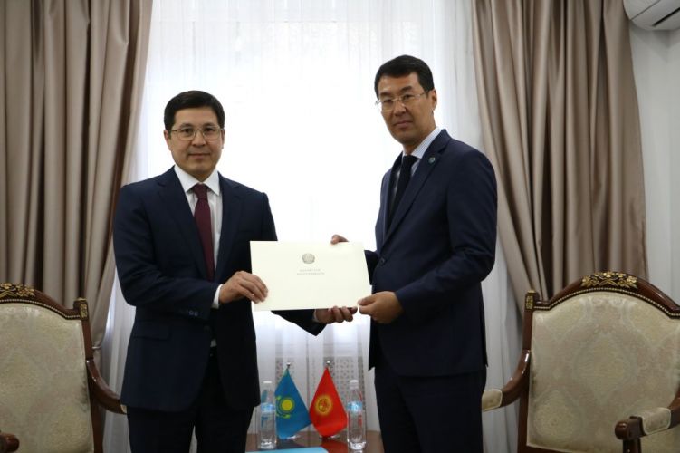 New Kazakh Ambassador to Kyrgyzstan presents copies of his credentials