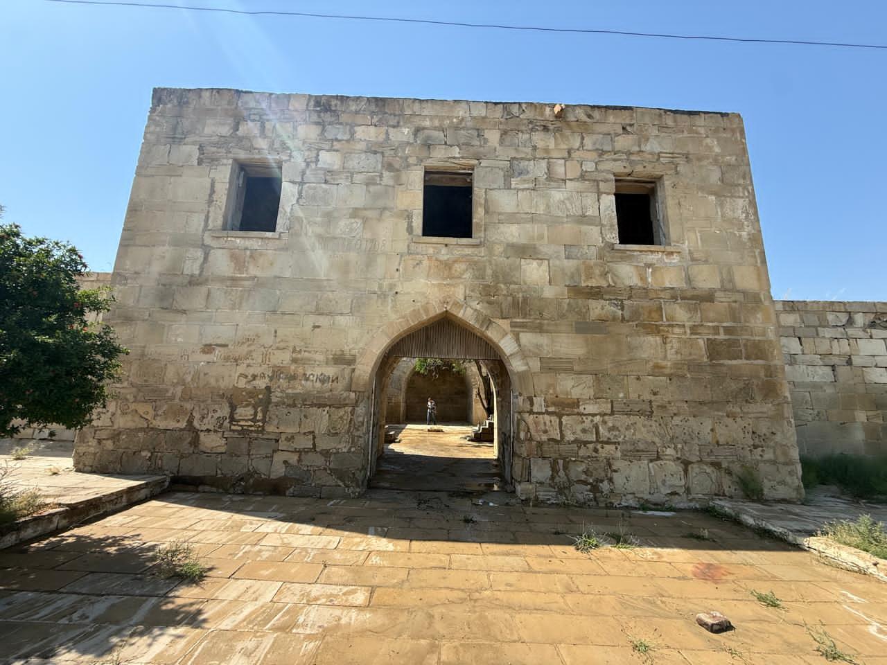 Qaradağ ərazisindəki tarixi karvansaraya qanunsuz müdaxilənin qarşısı alınıb