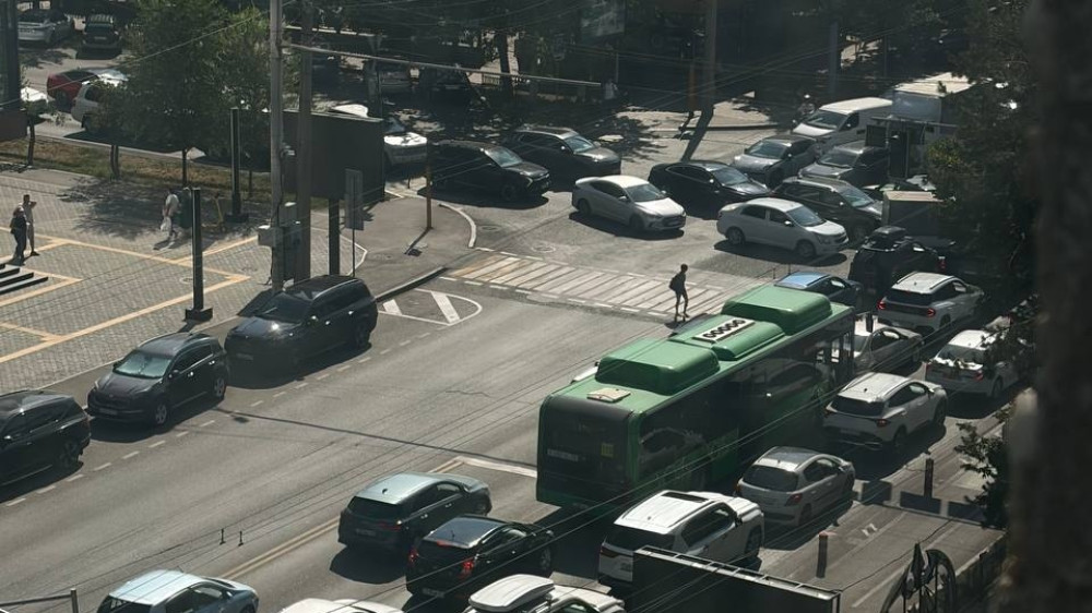 Алматинцев попросили сохранять спокойствие