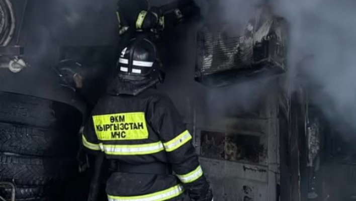 В Бишкеке горел склад на улице Лущихина (видео)