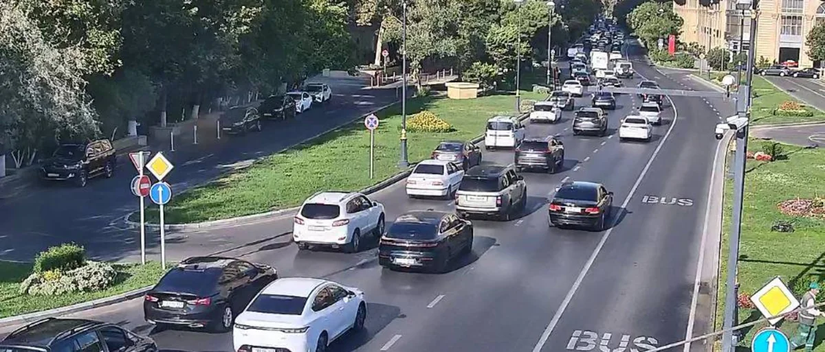 На ряде улиц и проспектов Баку затруднено движение транспорта