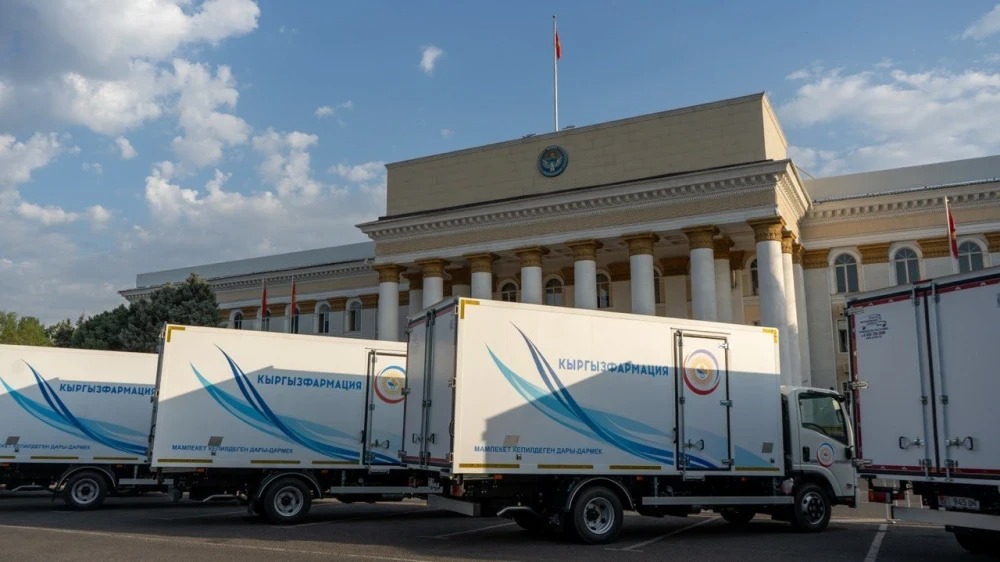 Госпредприятию «Кыргызфармация» передали 12 спецавтомобилей