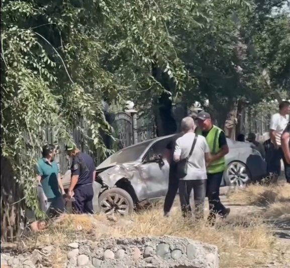 BMW протаранил четыре автомобиля в Бишкеке. Под колеса попали две сестры