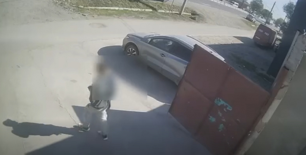 Момент угона автомобиля у гостевого дома попал на видео