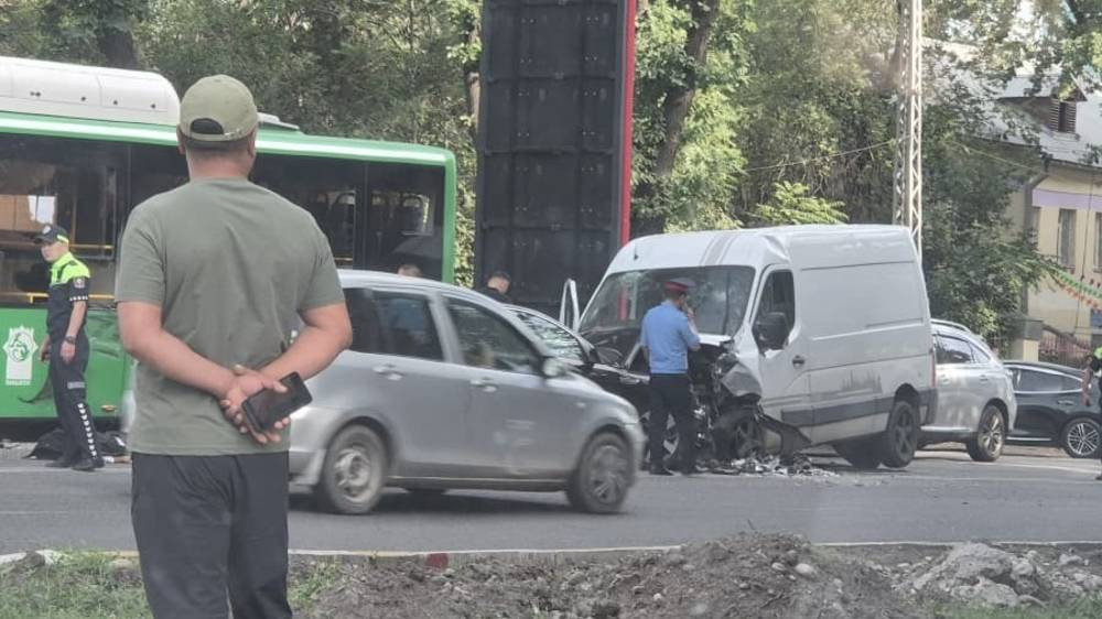 Автомобиль выехал на встречку в Бишкеке, и столкнулся с автобусом