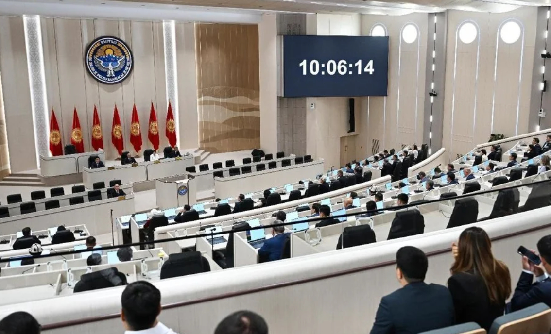 Помощникам министров и депутатов разрешат работать без стажа. Депутаты ЖК одобрили поправки