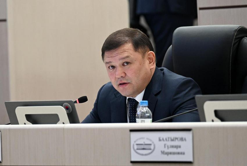 В Жогорку Кенеше предложили временно отменить пошлины на топливо и сдержать цены