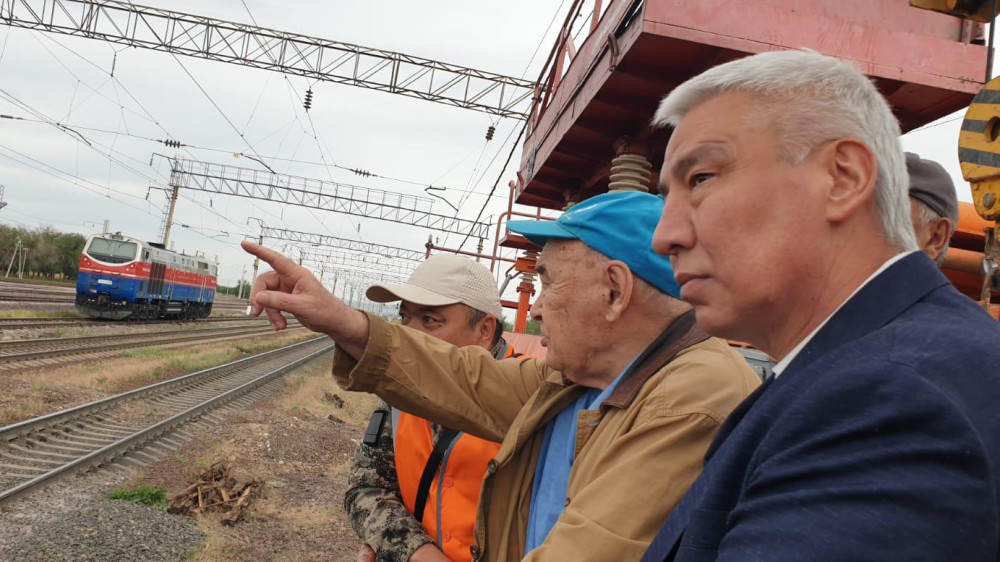 Ветеранам-железнодорожникам показали, как строят линию в обход Алматы