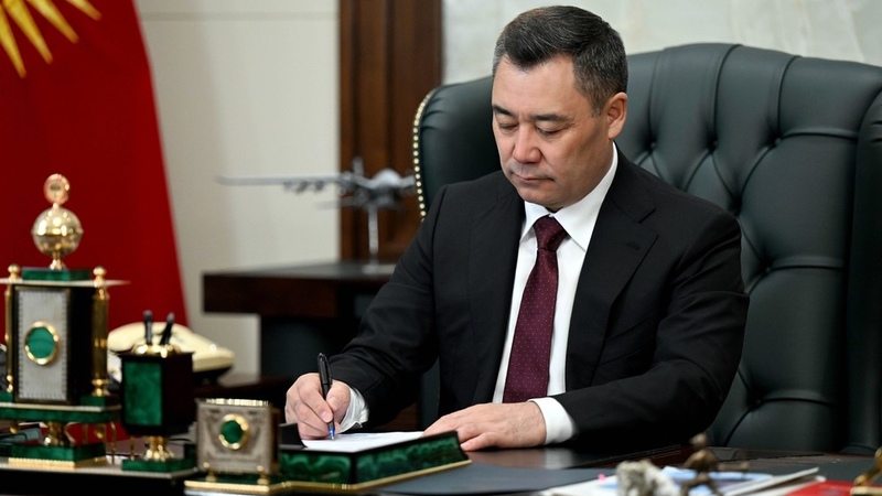 Sadyr Japarov signs constitutional law on referendum