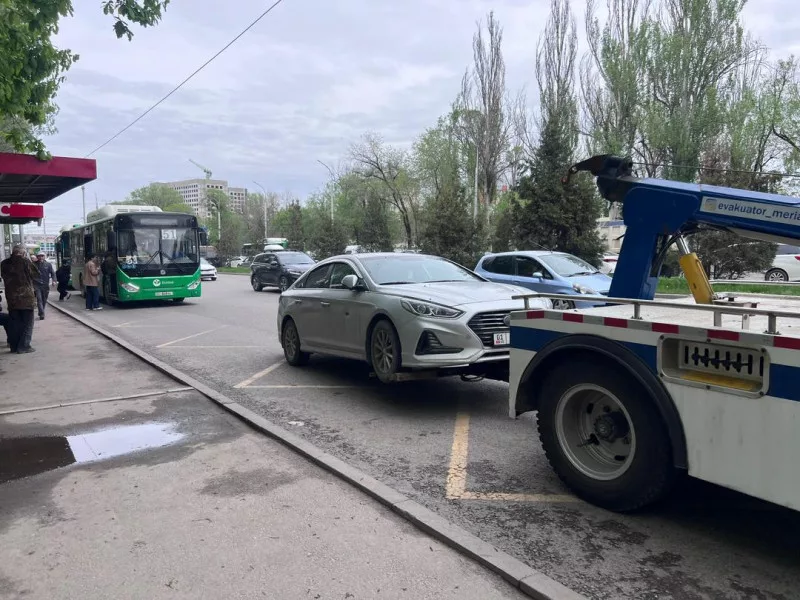 В Бишкеке продолжаются рейды против неправильно припаркованных автомобилей