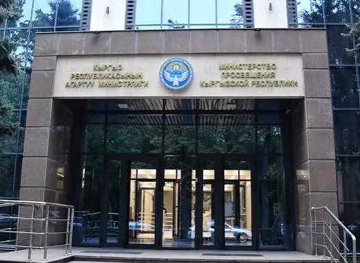 Минпросвещения почти 80 процентов своего бюджета направляет на выплату зарплат