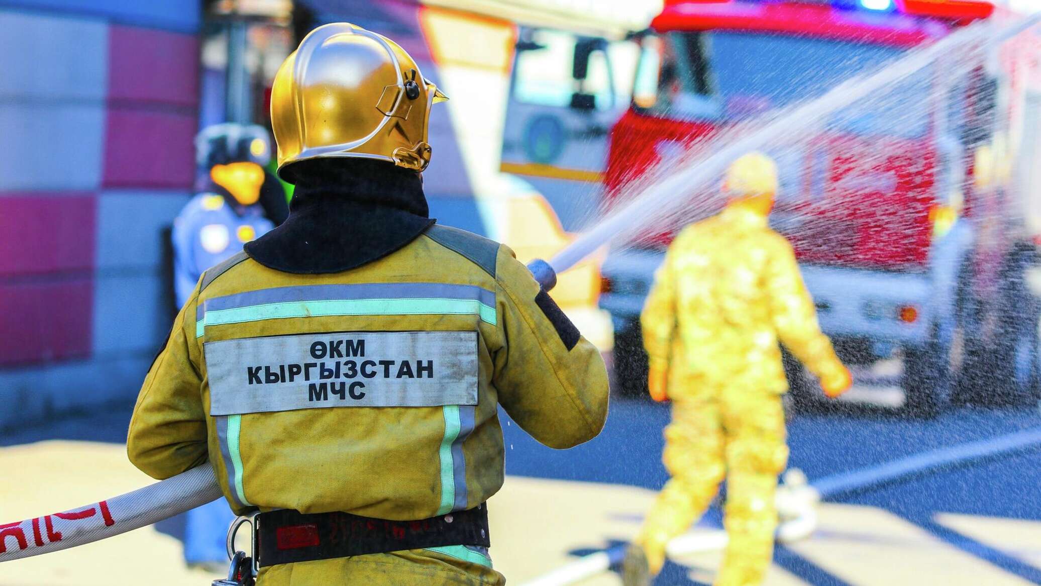 Сразу два пожара произошли в Бишкеке — видео