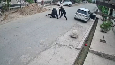 В Араване трое парней избили 38-летнего мужчину. Суд отпустил их под домашний арест. Видео