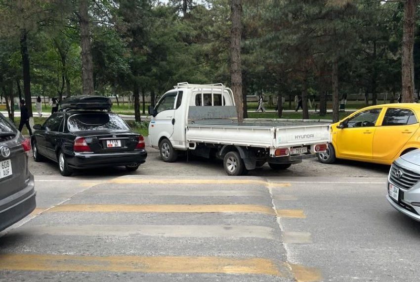 Жители Бишкека жалуются на автомобили, припаркованные на пешеходном переходе