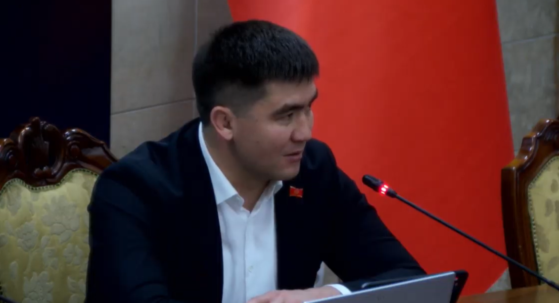 Депутат Жогорку Кенеша: Директора школ принимают на работу только своих