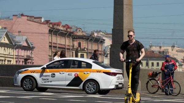 Власти Петербурга хотят продлить запрет на работу мигрантов в такси и доставке