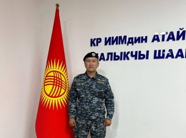 В Балыкчи милиционер спас двоих детей, тонувших в озере Иссык-Куль