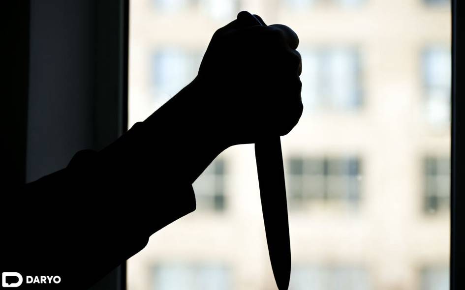 В Янгиюле мужчина ранил ножом беременную супругу Девушка рассказала, что свекровь вместе с мужем пытались убедить её прервать беременность. Она отказалась делать аборт и сообщила о намерении развестись, после чего муж напал на нее с ножом и скрылся.
