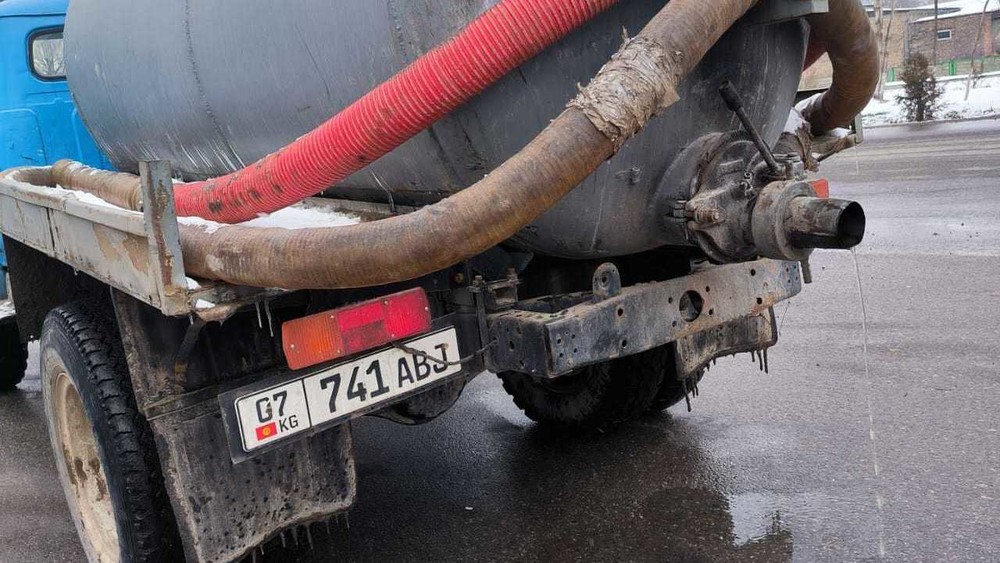 В селе Ак-Суу Московского района откачали сточные воды, затопившие одну из улиц