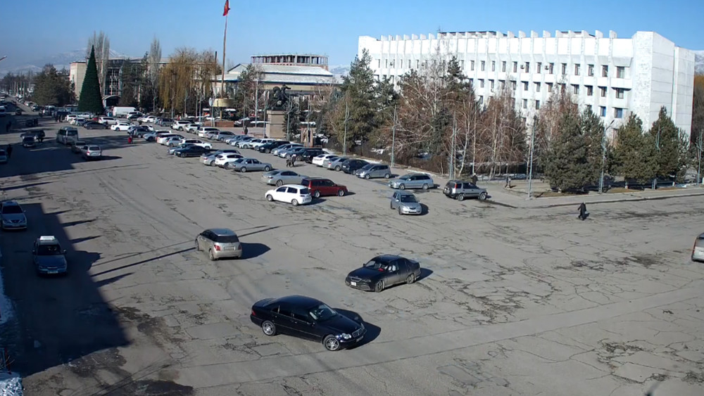 В Таласе мужчина избил и сломал жене челюсть за то, что она задержалась на рынке