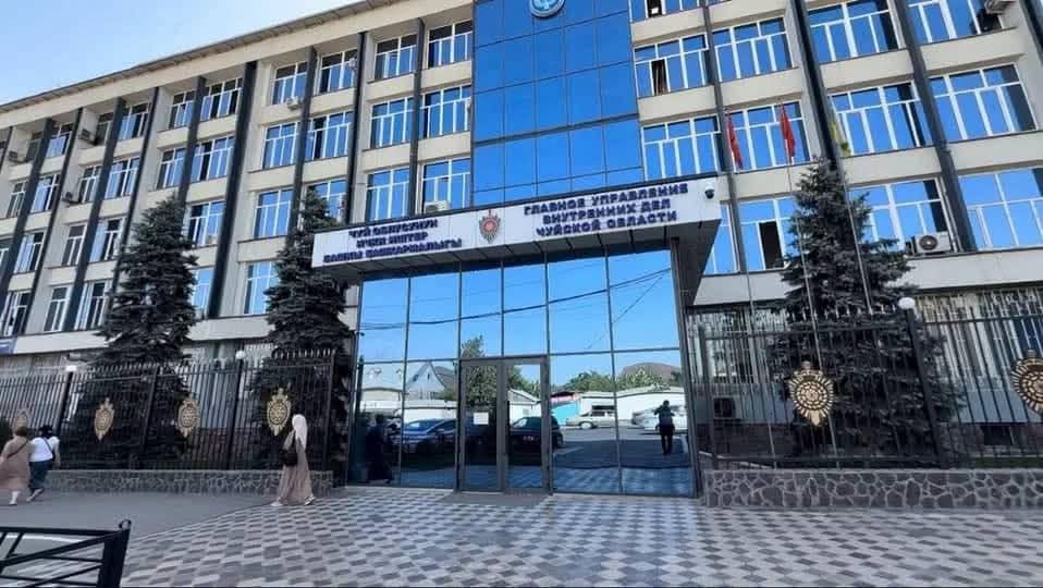 Момент кражи из фуры под Бишкеком попал на видео. Милиция ищет подозреваемых