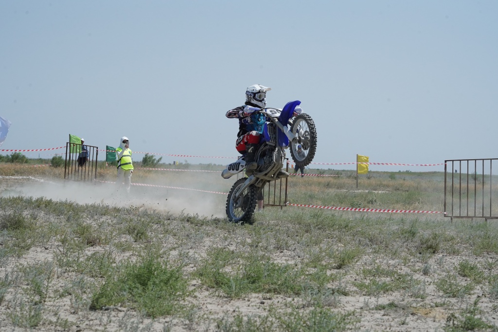 Чемпионат Узбекистана Rally Muynak – 2026 прошел на высохшем дне Аральского моря. Видео