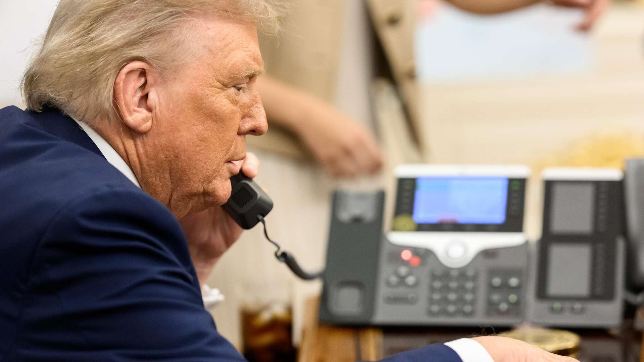 Трамп ба Эрон пардохт мекунад, аммо на барои ҳама ва на дарҳол