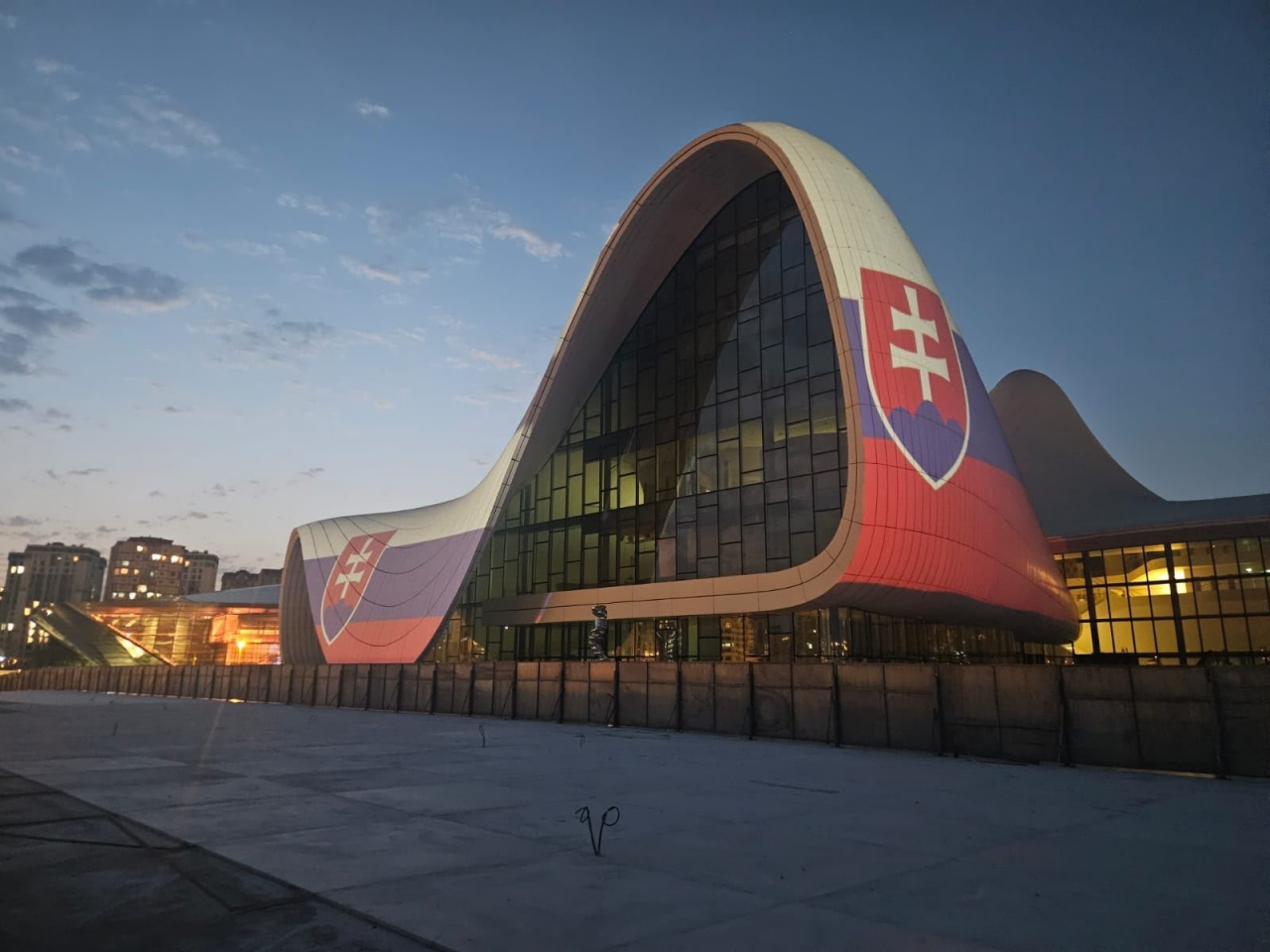 Heydər Əliyev Mərkəzinin binası Slovakiya bayrağının rəngləri ilə işıqlandırılıb