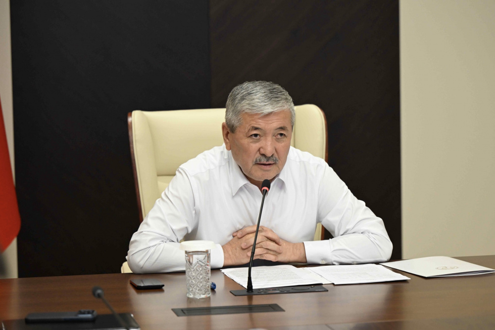 Кабмин поручил усилить контроль за обеспечением Кыргызстана топливом