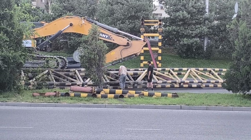 В Бишкеке водитель грузовика снес ограничитель высоты (видео)